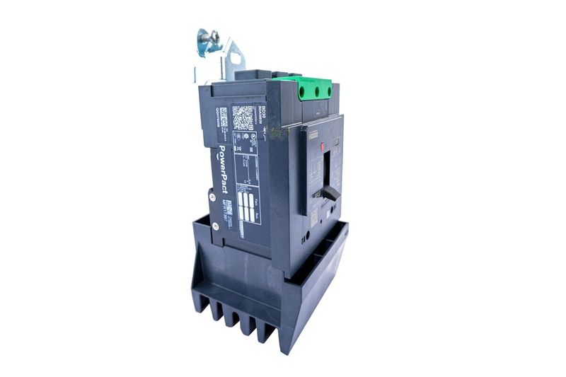 Interruptor para tablero I-Line 3x30A 18kA 600Y/347 Square D, vista lateral del cuerpo oscuro con terminales verdes arriba