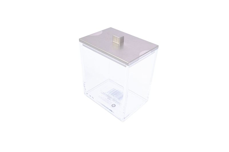 Caja organizadora para baño acrílico 4.5 pulgadas Clarity Collection iDesign, vista en ángulo con tapa plateada cuadrada