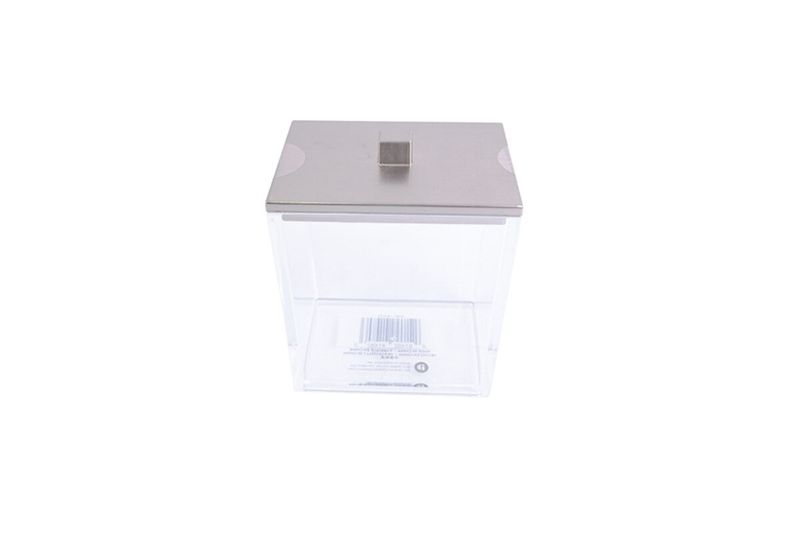 Caja organizadora para baño acrílico 4.5 pulgadas Clarity Collection iDesign, vista frontal con tapa plateada cerrada