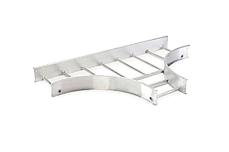T horizontal de 18 plg Bticino, vista en perspectiva del soporte metálico galvanizado con travesaños