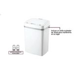 Basurero con sensor 12 lts rectangular con tapa blanco Trash Crash, vista frontal con iconos de baterías requeridas