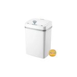 Basurero con sensor 12 lts rectangular con tapa blanco Trash Crash, vista frontal en ángulo con sello dorado Premium