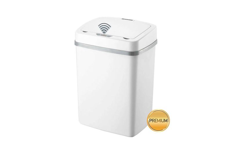Basurero con sensor 12 lts rectangular con tapa blanco Trash Crash, vista frontal en ángulo con sello dorado Premium