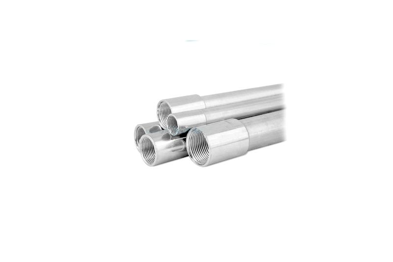 Tubo conduit IMC UL 2 1/2 pulgadas Steel Electric, tres tubos metálicos apilados mostrando sus extremos roscados
