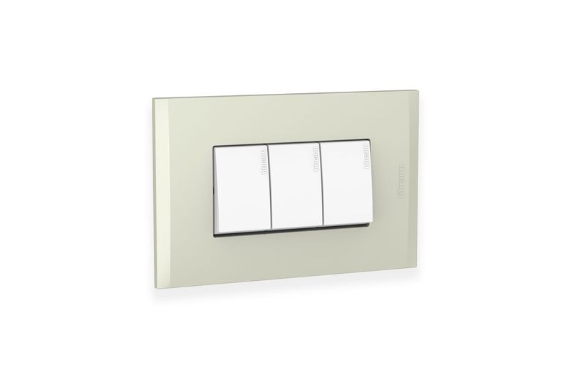 Interruptor triple 3 vías 15 A 120 V champán Nobile Bticino, vista frontal con teclas blancas y placa rectangular