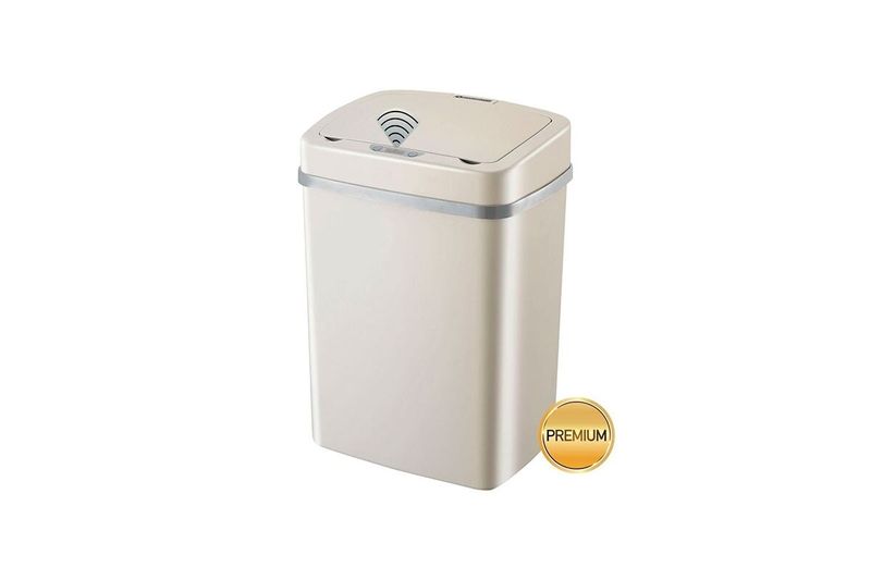 Basurero con sensor 12 litros rectangular con tapa nacar Trash Crash, vista frontal en ángulo con sello dorado de premium