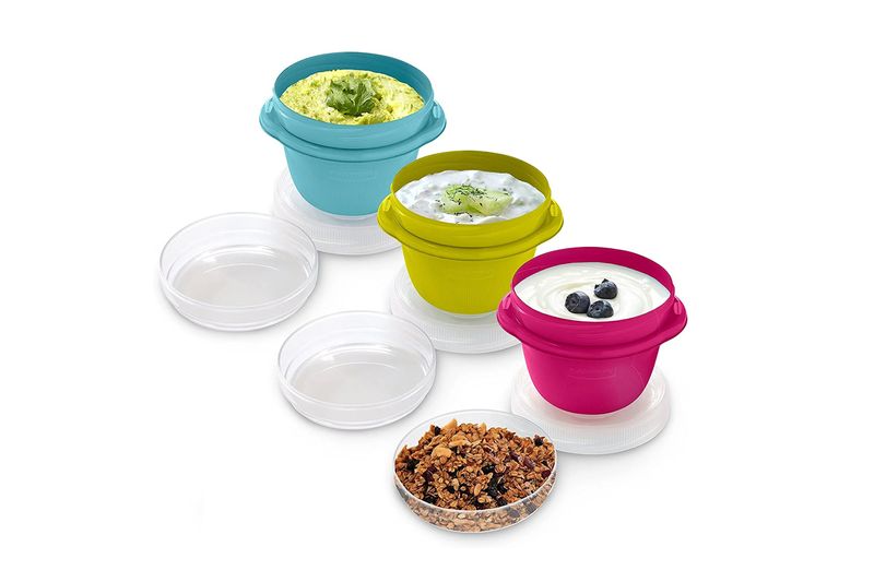 Juego contenedores plásticos azul 3 piezas 1.2 C Rubbermaid, tres recipientes abiertos con alimentos y sus tapas al lado