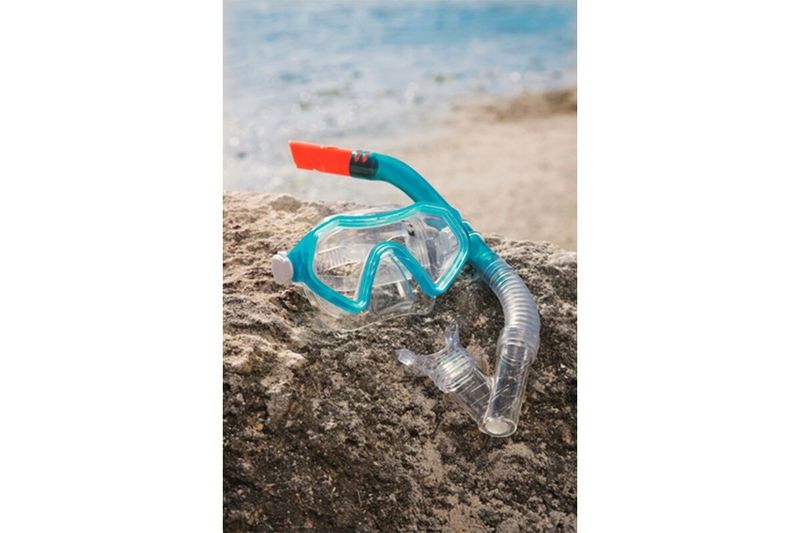Máscara de buceo Sparkling Sea Set 7+ años colores varios Bestway, set de color turquesa sobre una roca frente al mar