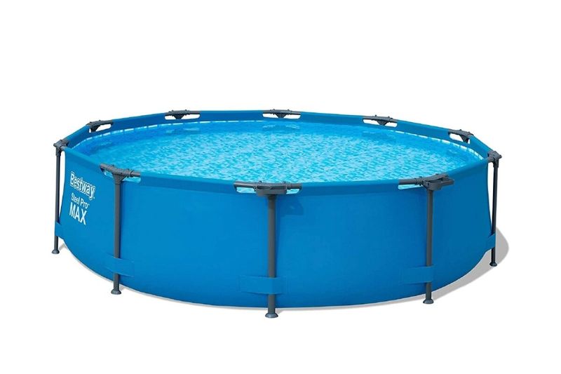Set de piscina redonda Steel Pro Max Bestway de 3.05 m de diámetro x 76 cm de alto, vista frontal con agua en su interior