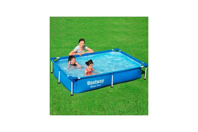 Piscina rectangular con marco 2.21 m x 1.50 m x 43 cm Bestway, instalada en césped con tres niñas jugando en su interior