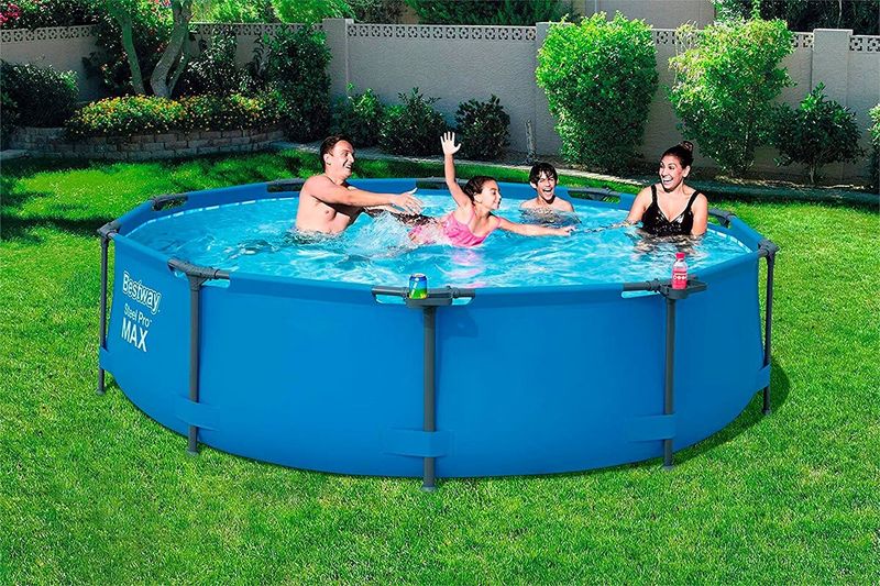 Set de piscina redonda Steel Pro Max Bestway de 3.05 m de diámetro x 76 cm de alto, con familia divirtiéndose en el agua