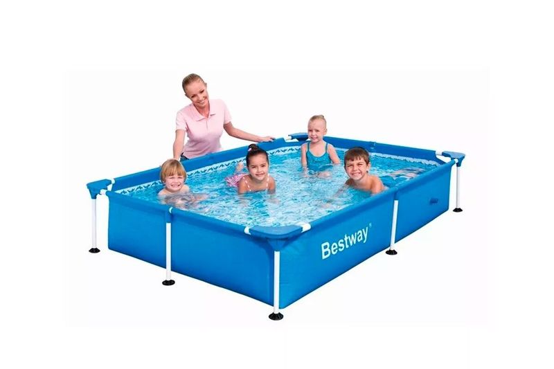 Piscina rectangular con marco 2.21 m x 1.50 m x 43 cm Bestway, con niños y una mujer disfrutando del agua