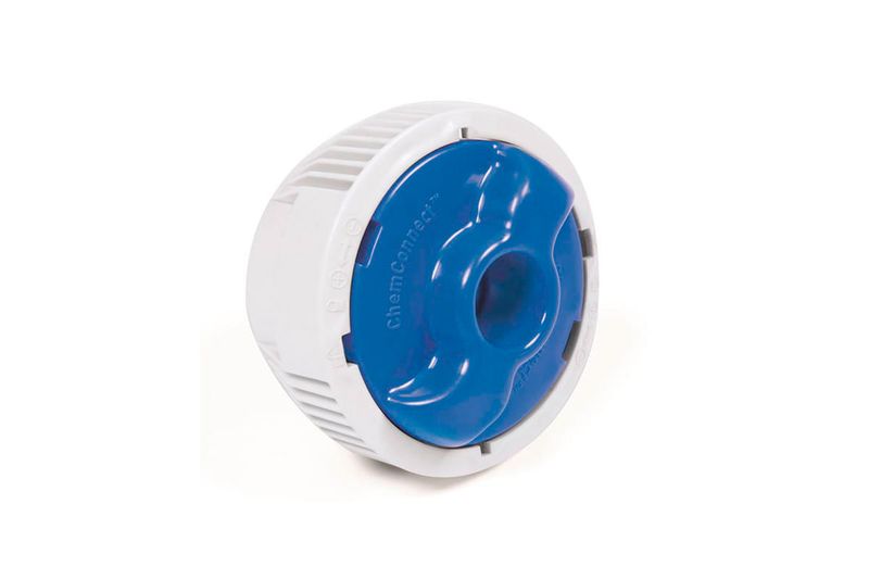 Set de piscina rectangular Steel Power 5.49 m x 2.74 m x 1.22 m Bestway, detalle de adaptador ChemConnect blanco y azul