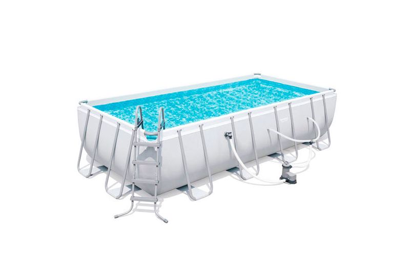 Set de piscina rectangular Steel Power 5.49 m x 2.74 m x 1.22 m Bestway, vista lateral con escalera y bomba de filtrado