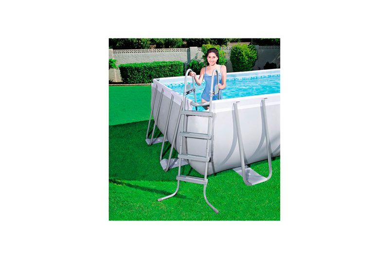 Set de piscina rectangular Steel Power 5.49 m x 2.74 m x 1.22 m Bestway, vista lateral con escalera y persona ingresando