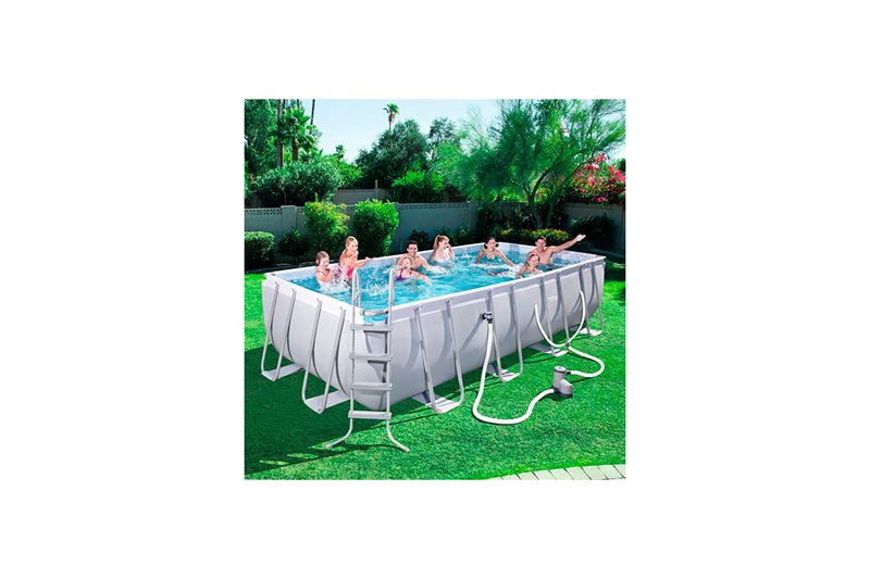 Set de piscina rectangular Steel Power 5.49 m x 2.74 m x 1.22 m Bestway, instalada en jardín con personas y escalera