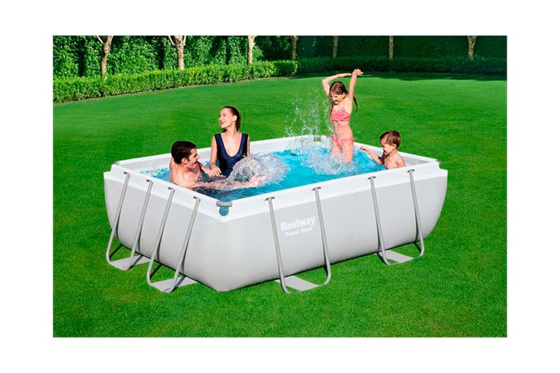 Set de piscina rectangular Steel Power 2.82 m x 1.96 m x 84 cm Bestway, vista exterior con familia divirtiéndose dentro
