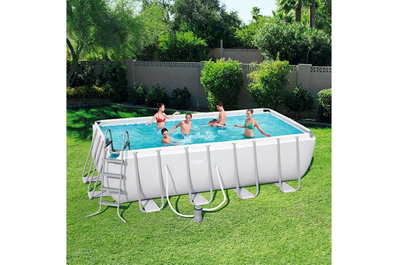 Set de piscina rectangular Steel Power 4.88 m x 2.44 m x 1.22 m Bestway, instalada en jardín con familia nadando y escalera