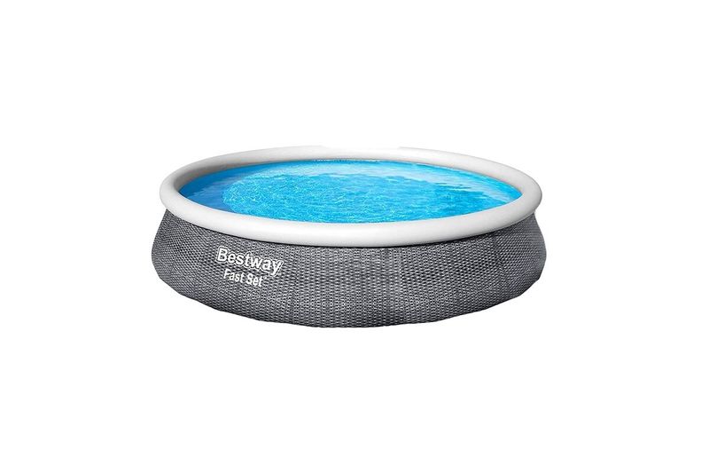 Set piscina redonda Fast Set gris 3.96 m diam. x 84 cm alto Bestway, vista frontal con el interior lleno de agua azul