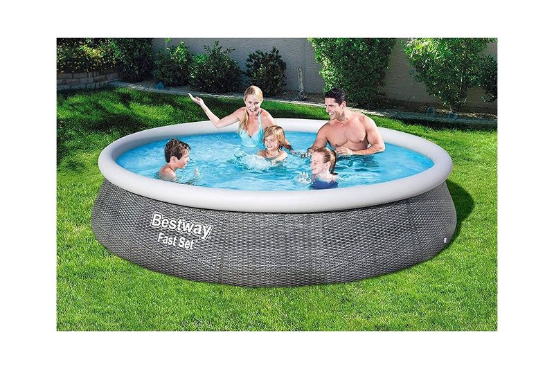 Set piscina redonda Fast Set gris 3.96 m diam. x 84 cm alto Bestway, familia disfrutando el agua en un jardín