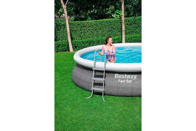 Set piscina redonda Fast Set gris 4.57 m diámetro x 1.07 m alto Bestway, vista exterior con escalera y persona dentro