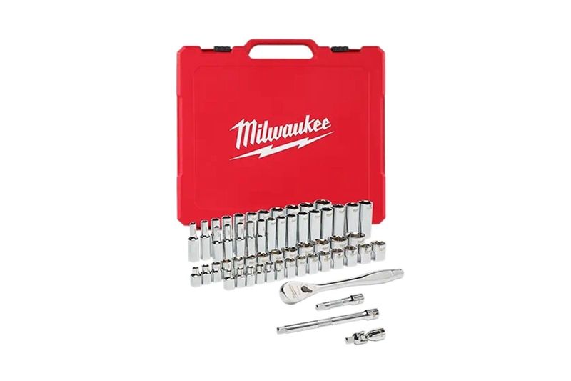 Juego de llaves copa 3/8 SAE-MM 56 piezas Milwaukee, piezas metálicas organizadas frente a su maletín rojo abierto