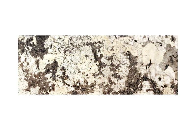 Granito brasileño 2 cm white nevado Pedra Do Frade, acercamiento a la textura natural con vetas grises y blancas