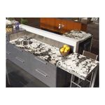 Granito brasileño 2 cm white nevado Pedra Do Frade, instalado como encimera de cocina con fregadero y barra