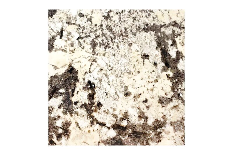 Granito brasileño 2 cm white nevado Pedra Do Frade, primer plano de la superficie con vetas blancas y grises