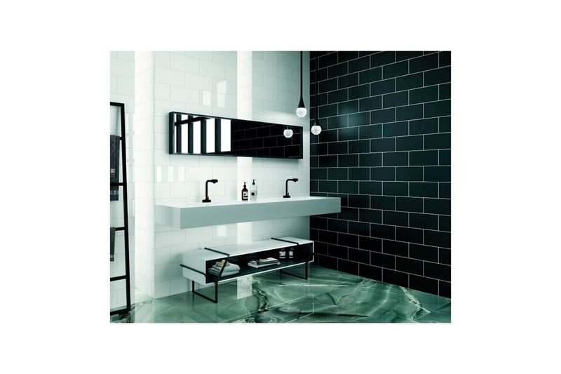 Azulejo 15x30 Mónaco blanco brillo Estudio Cerámico, ambiente de baño con azulejos blancos y negros en las paredes