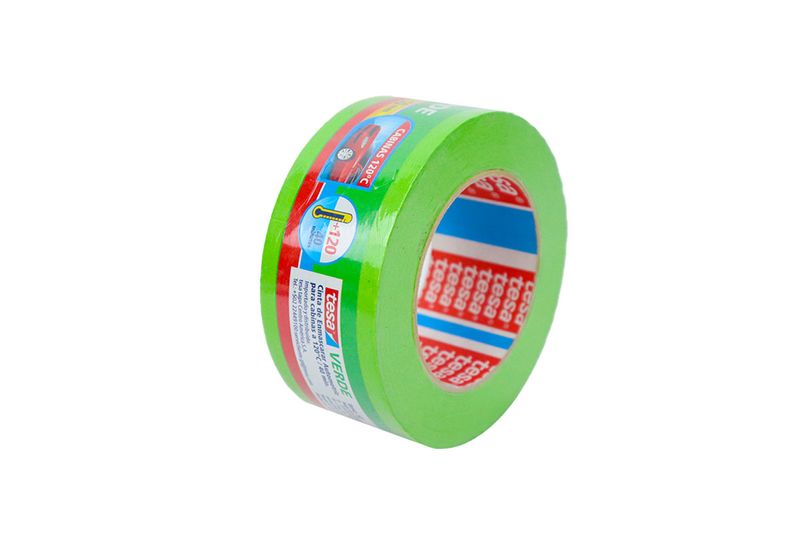 Cinta de enmascarar verde automotriz 50 m x 50 mm Tesa, vista en ángulo del rollo mostrando el núcleo con logo rojo