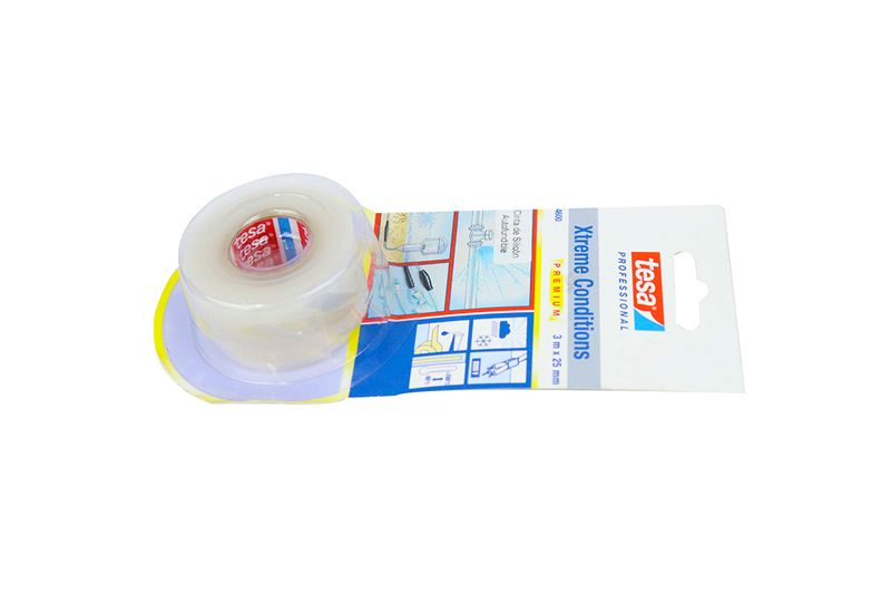 Cinta condiciones extremas transparente Tesa de 3 m x 25 mm, en su empaque de cartón con ilustraciones de uso