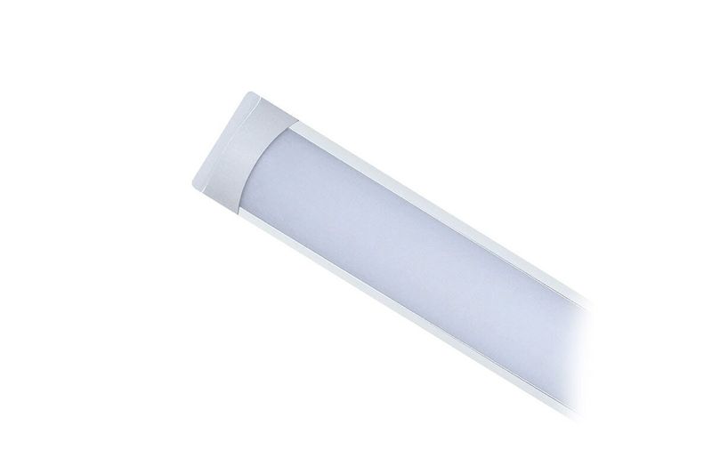 Luminaria LED lineal Eco 16W DL Sylvania, vista en ángulo del cuerpo alargado y difusor blanco