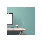 Lámpara de escritorio LED Uba táctil 2 W 6500 K crema Ikelite, ubicada sobre un escritorio junto a un monitor y un café