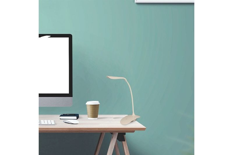 Lámpara de escritorio LED Uba táctil 2 W 6500 K crema Ikelite, ubicada sobre un escritorio junto a un monitor y un café