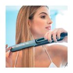 Plancha alisadora de cabello Shine Therapy Remington, modelo en uso sobre el cabello de una mujer