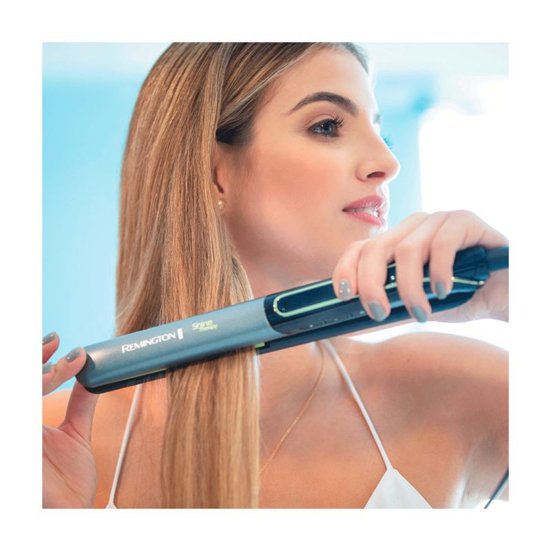 Plancha alisadora de cabello Shine Therapy Remington, modelo en uso sobre el cabello de una mujer