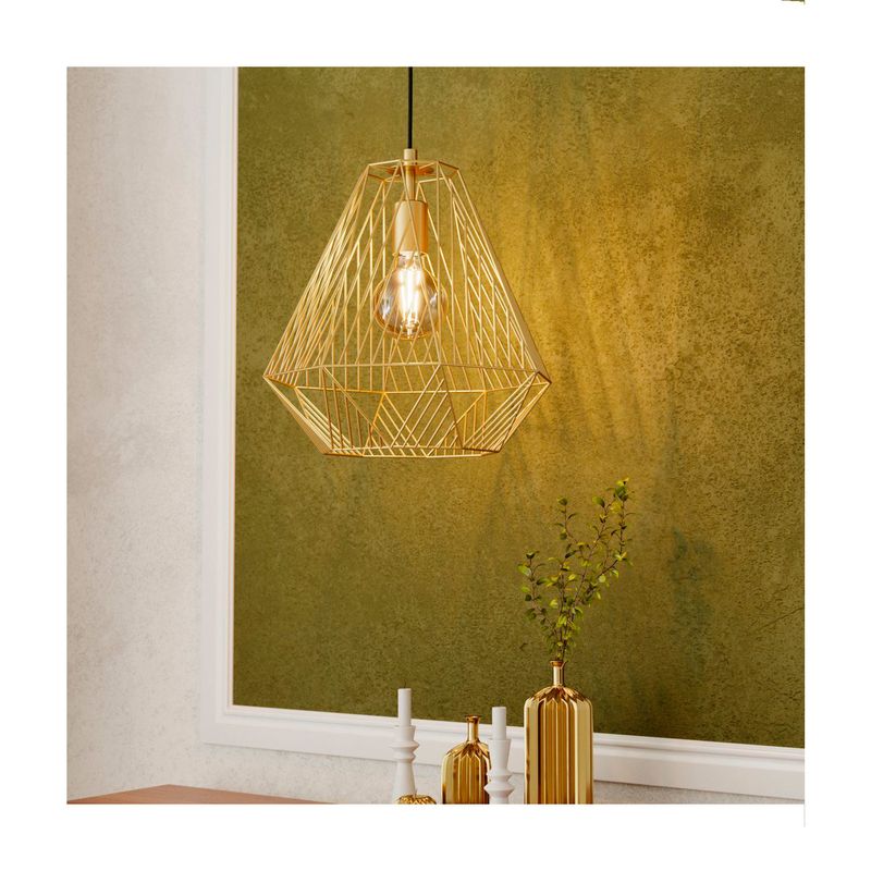 Lámpara colgante SType 1L E27 IP20 dorado Eglo, encendida en ambiente decorado con pared verde y accesorios dorados