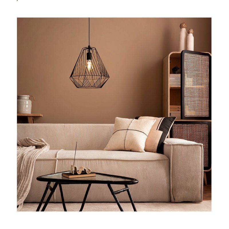 Lámpara colgante Stype 1L E27 IP20 negro Eglo, instalada en sala junto a sofá beige y mesa de centro negra