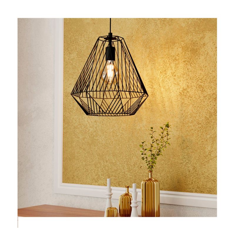 Lámpara colgante Stype 1L E27 IP20 negro Eglo, instalada y encendida en un ambiente con pared amarilla y decoración