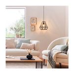 Lámpara colgante Stype 1L E27 IP20 negro Eglo, instalada en sala junto a sofá y poltrona blanca con luz encendida
