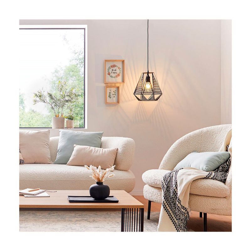 Lámpara colgante Stype 1L E27 IP20 negro Eglo, instalada en sala junto a sofá y poltrona blanca con luz encendida