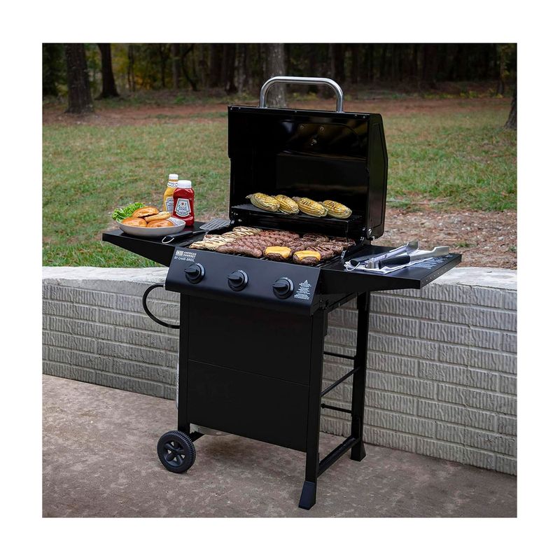 Barbacoa de gas 3 quemadores acero inox negro American Gourmet Char-Broil, encendida cocinando carnes y mazorcas