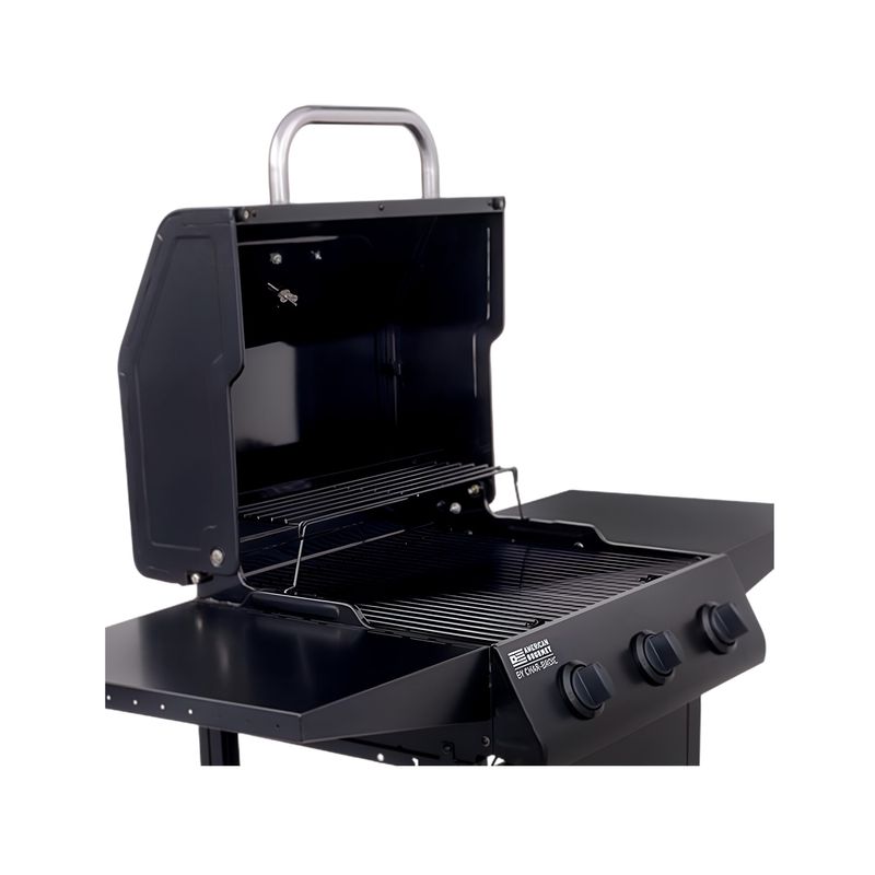 Barbacoa de gas 3 quemadores acero inox negro American Gourmet Char-Broil, abierta mostrando la rejilla y perillas frontales