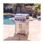 Barbacoa de gas 4 quemadores acero inox Char-Broil, vista frontal completa ubicada en un patio junto a una piscina