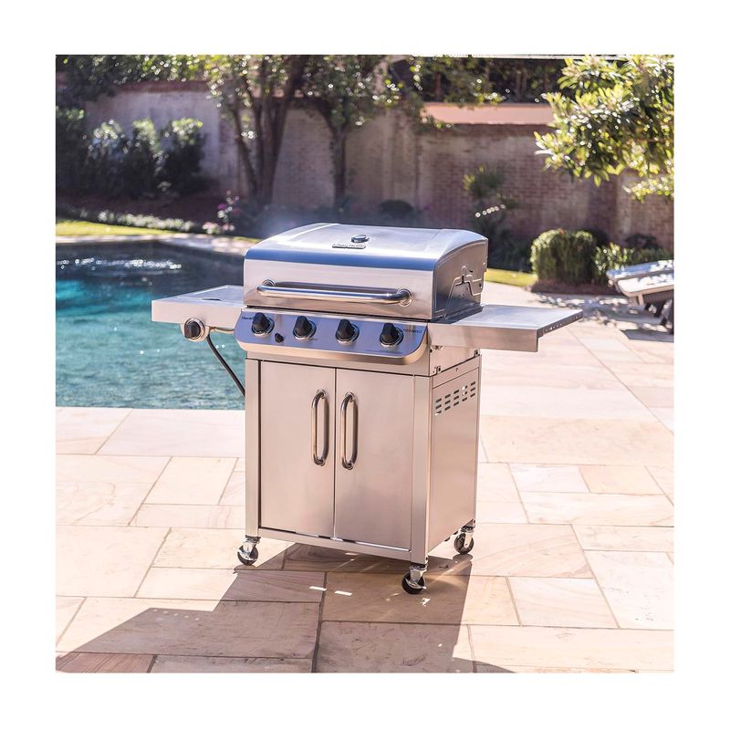 Barbacoa de gas 4 quemadores acero inox Char-Broil, vista frontal completa ubicada en un patio junto a una piscina