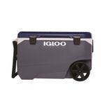 Hielera MaxCold 90 qt con ruedas gris y azul Igloo, vista lateral resaltando la rueda negra y el asa de transporte