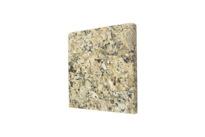 Granito brasileño 2 cm New Venetian Gold Pedra Do Frade, muestra cuadrada vista desde un ángulo lateral