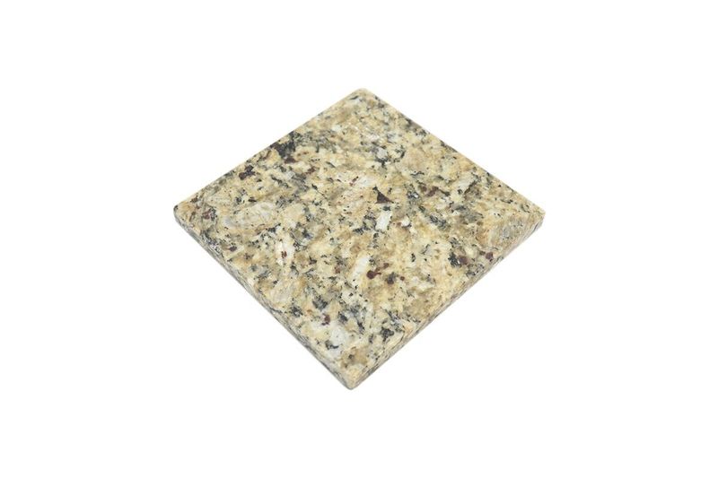 Granito brasileño 2 cm New Venetian Gold Pedra Do Frade, muestra cuadrada vista desde arriba con vetas doradas y negras