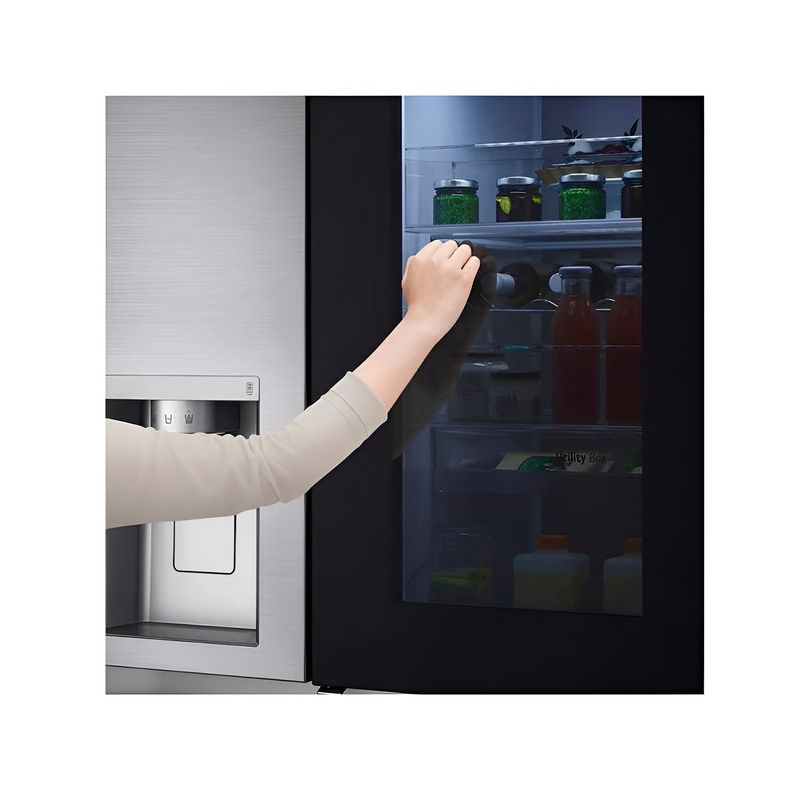Refrigerador Inverter con dispensador SBS 812 L acero inox LG, mano limpiando el interior de la puerta con un paño